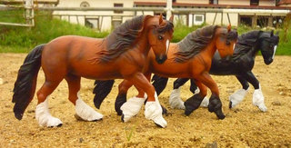 Pferd laufend groß Polyresin 23 cm