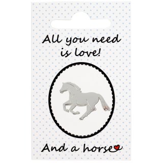 Pin "All you need is love" auf Karte (silbernes Pferd, galoppierend)